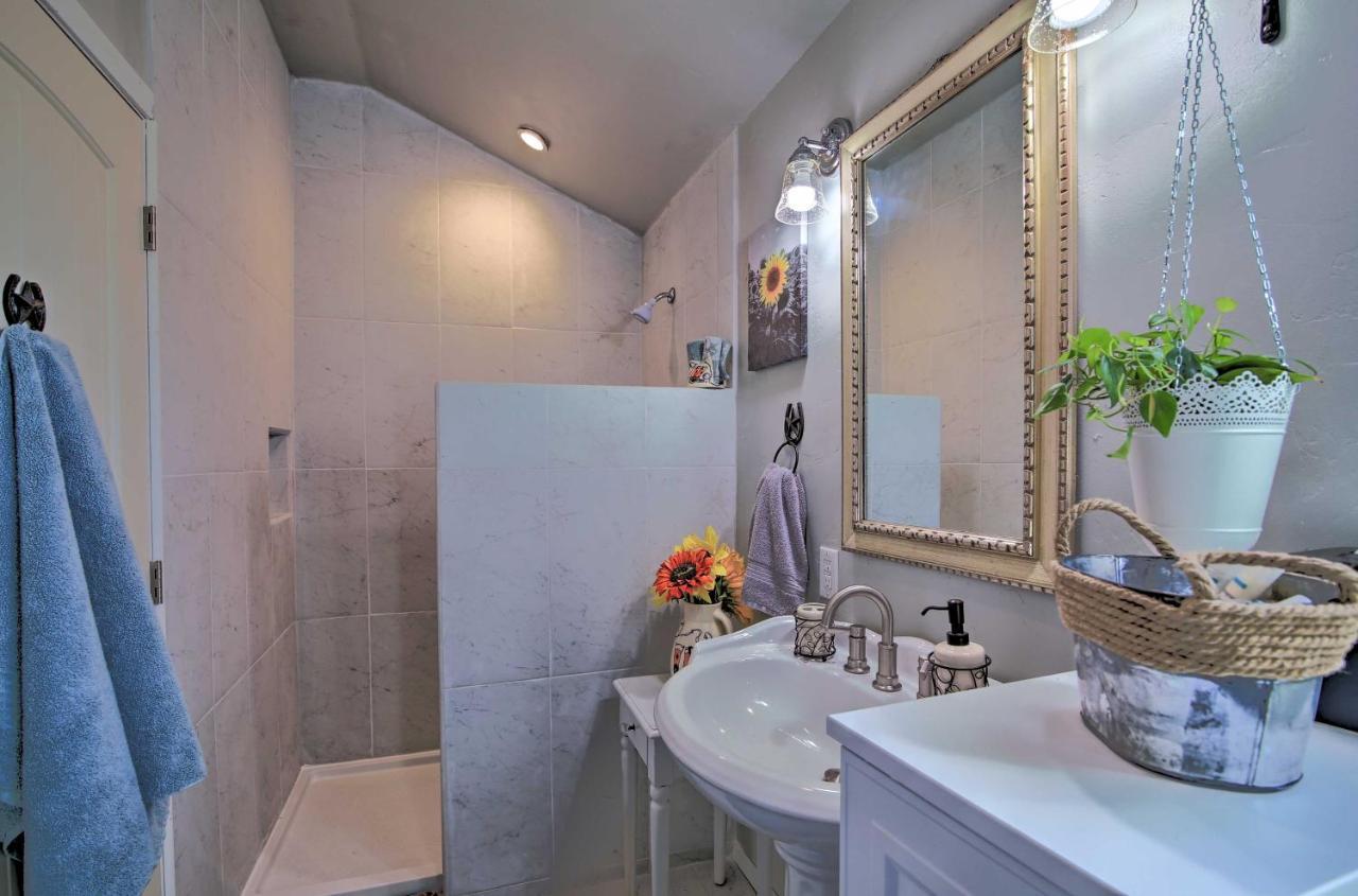 Сasa de vacaciones Updated With Fire Pit - 1 Mile From Downtown!
