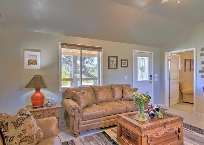 Updated Cabin With Fire Pit - 1 Mile From Downtown!