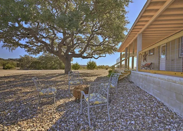 Updated Cabin With Fire Pit - 1 Mile From Downtown!
