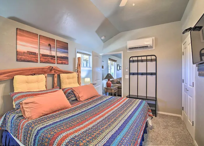 Updated Cabin With Fire Pit - 1 Mile From Downtown!