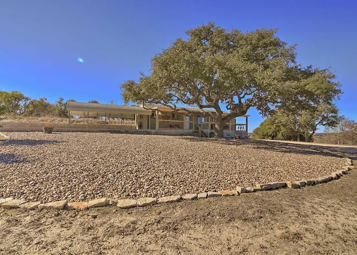 Updated Cabin With Fire Pit - 1 Mile From Downtown!