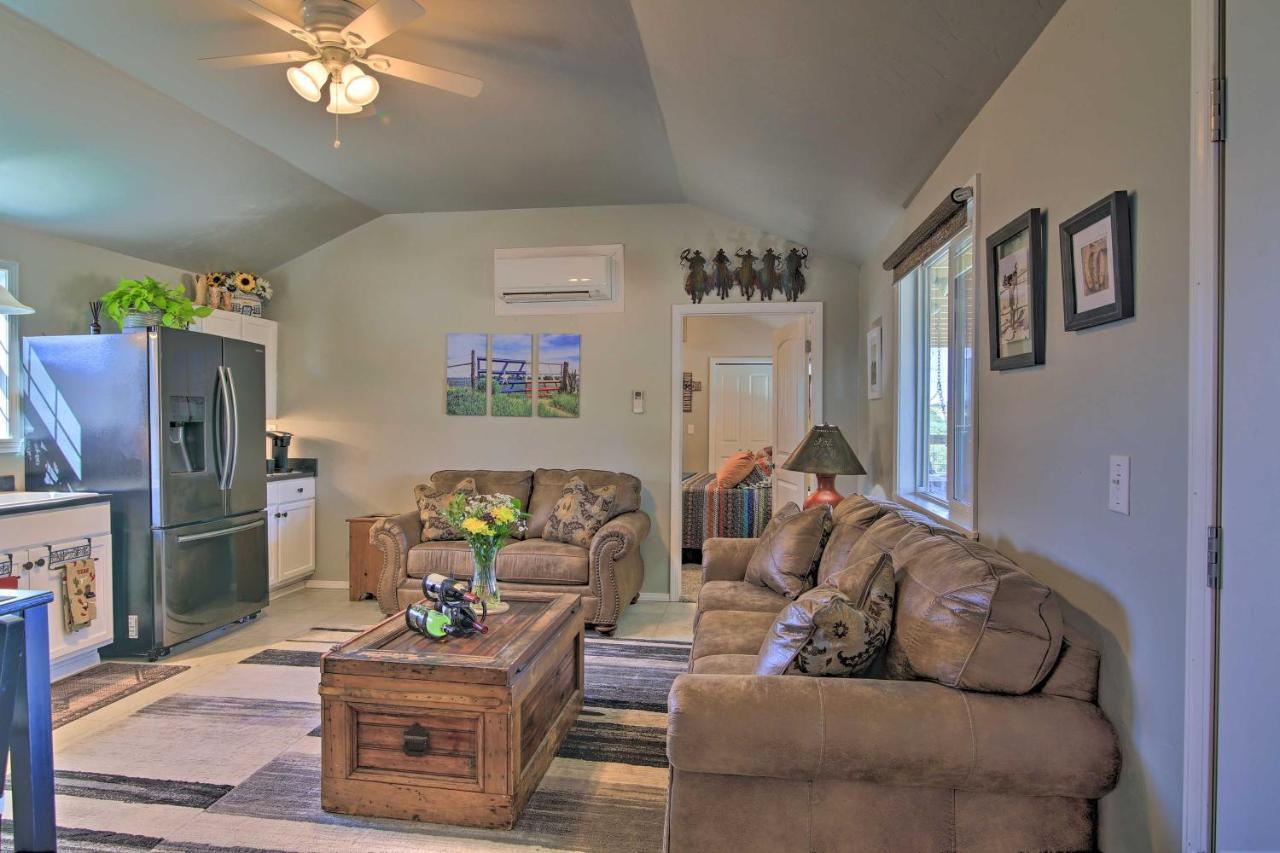 Holiday home Updated With Fire Pit - 1 Mile From Downtown! *