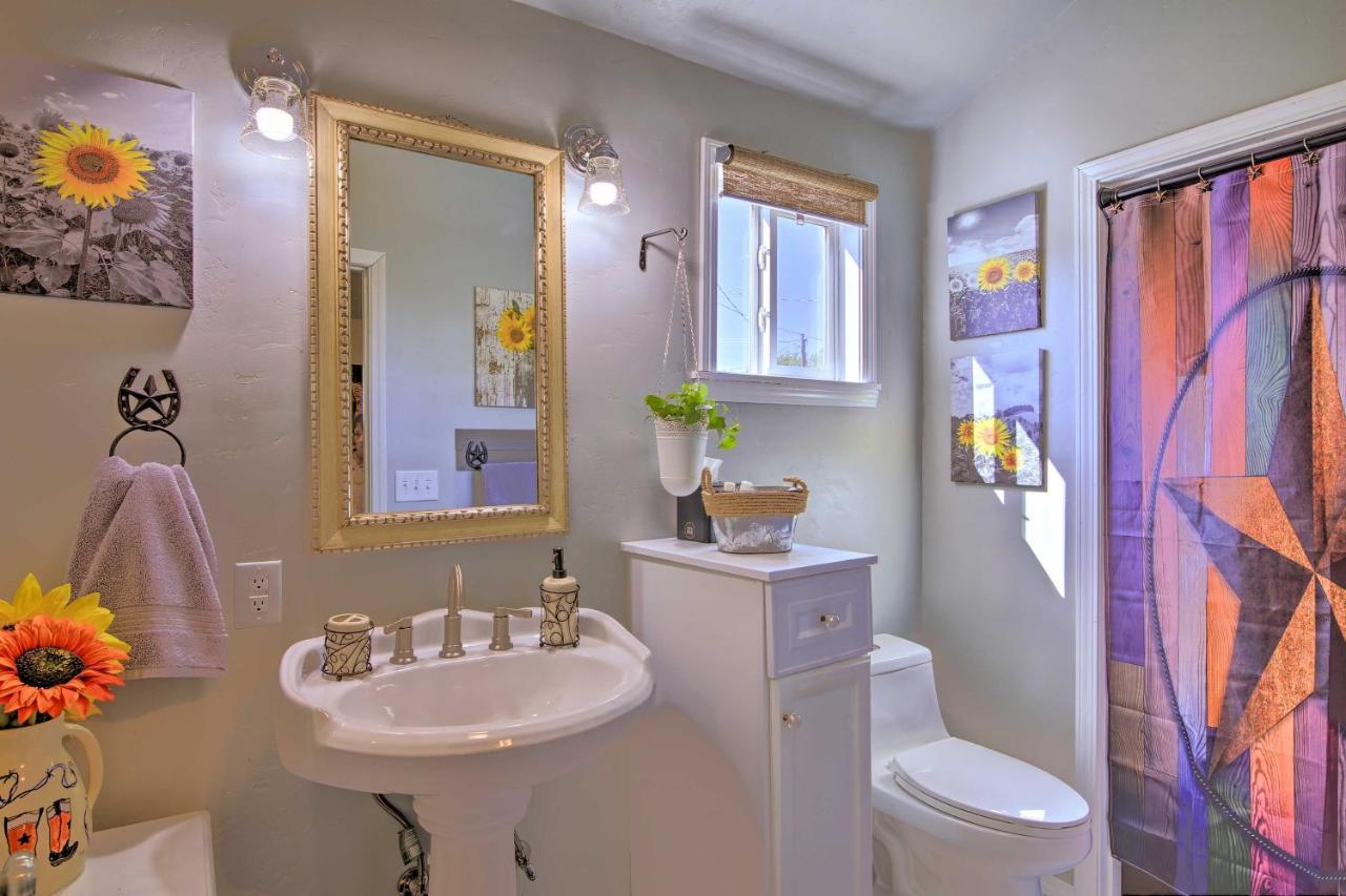 Holiday home Updated With Fire Pit - 1 Mile From Downtown! *