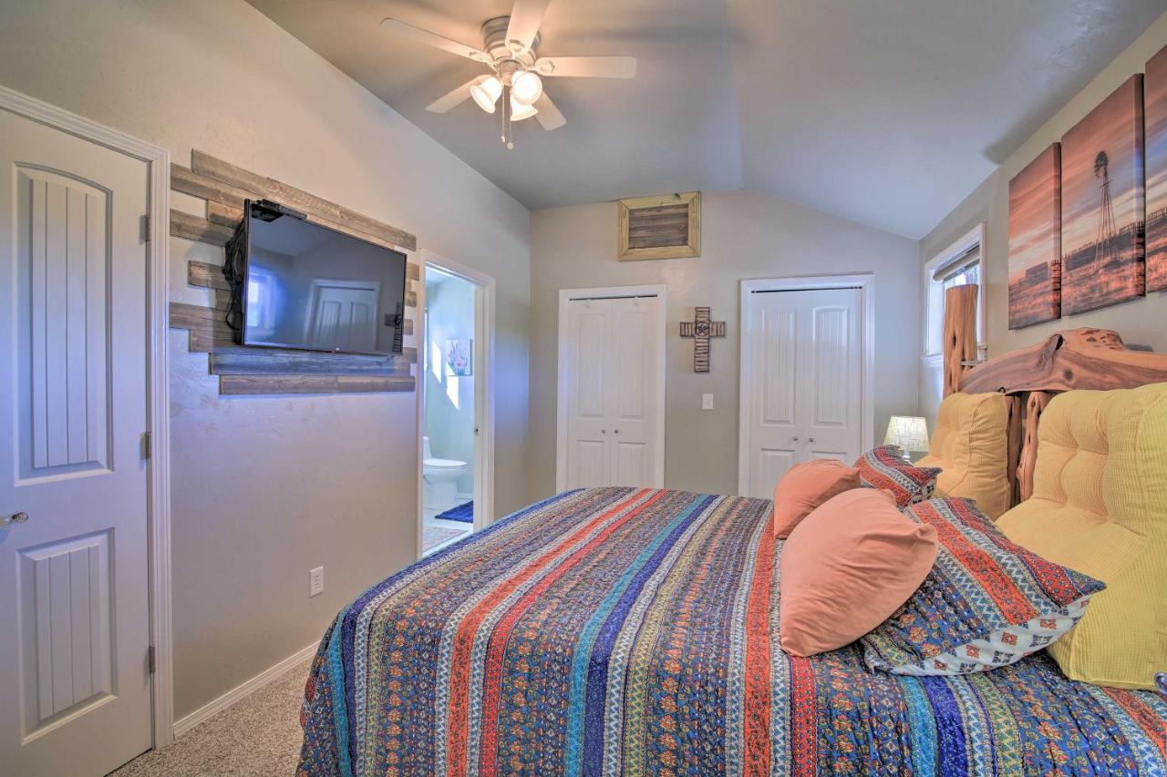 Holiday home Updated With Fire Pit - 1 Mile From Downtown! Fredericksburg