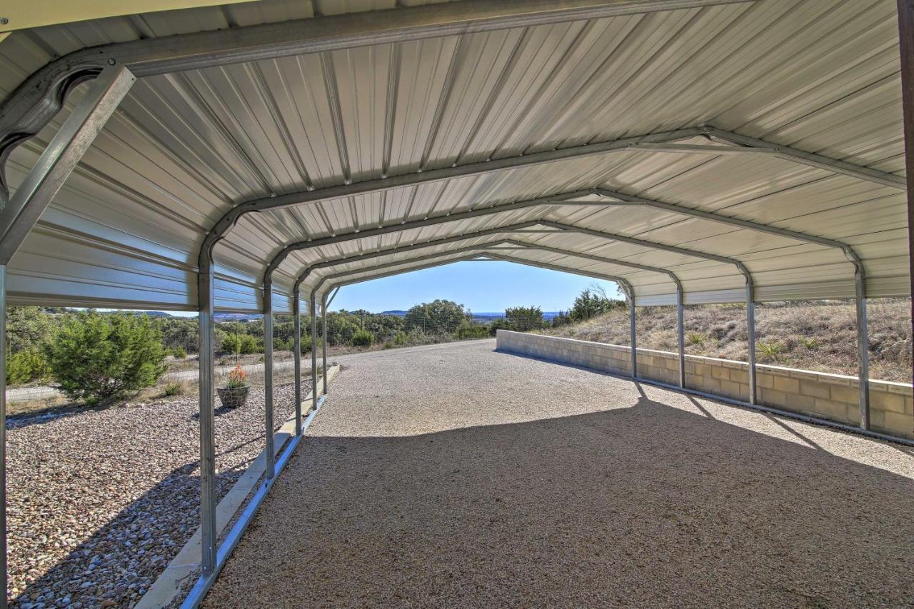 Holiday home Updated With Fire Pit - 1 Mile From Downtown! Fredericksburg