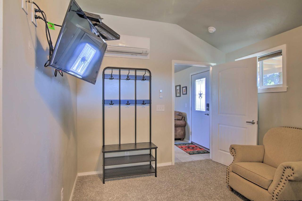 Holiday home Updated With Fire Pit - 1 Mile From Downtown! Fredericksburg